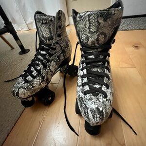 Moon Boot Snakeskin Pattern Roller Skates Men’s 9/ women 10.5-11